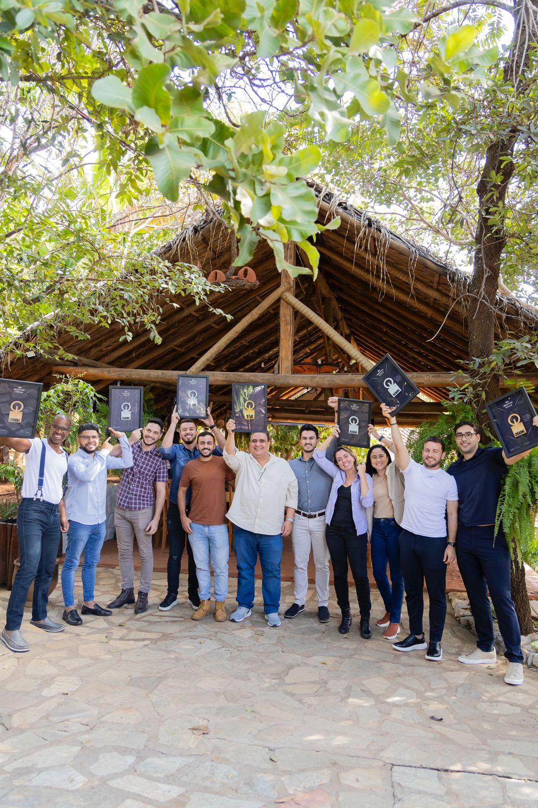 Empresários com as premiações durante mastemind